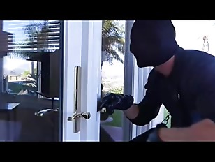 robber and girl in the shower3lxhVhK